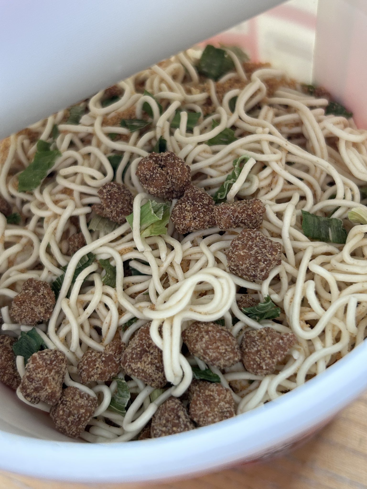 ファミリーマート 極細麺で味わう麻辣担々麺 写真2