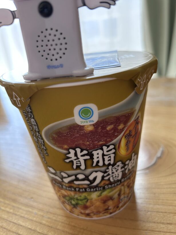 ファミマル 背脂ニンニク醤油ラーメン 写真1