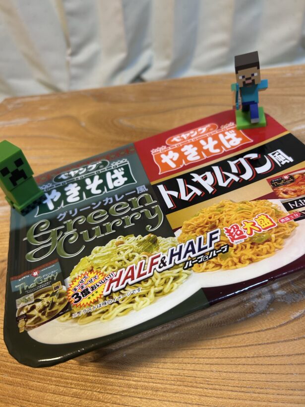 ペヤング 超大盛やきそばハーフ＆ハーフ グリーンカレー風＆トムヤムクン風 写真1