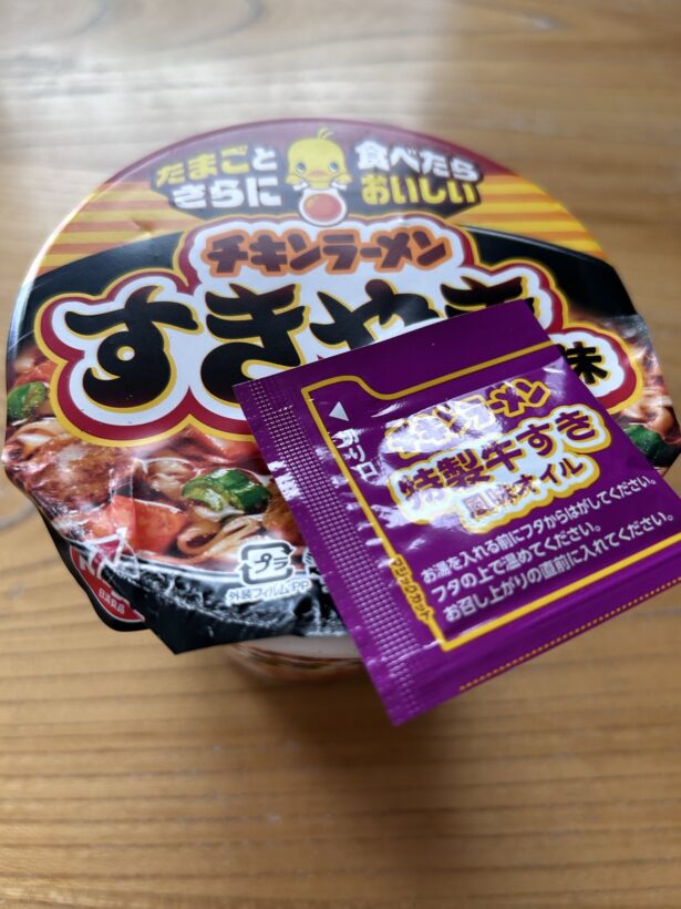 チキンラーメンビッグカップ すきやき味 写真1