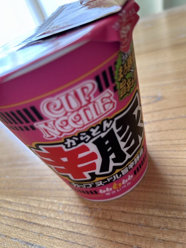 カップヌードル 辛豚 写真1