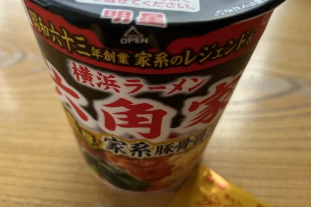 7プレミアム 横浜ラーメン六角家 濃厚家系豚骨醤油ラーメンのパッケージとチキンオイル