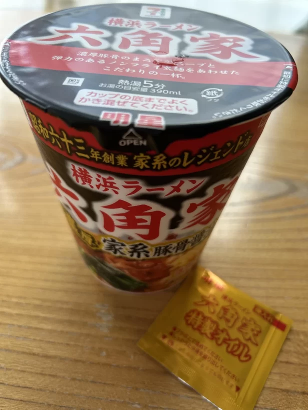 7プレミアム 横浜ラーメン六角家 濃厚家系豚骨醤油ラーメンのパッケージとチキンオイル