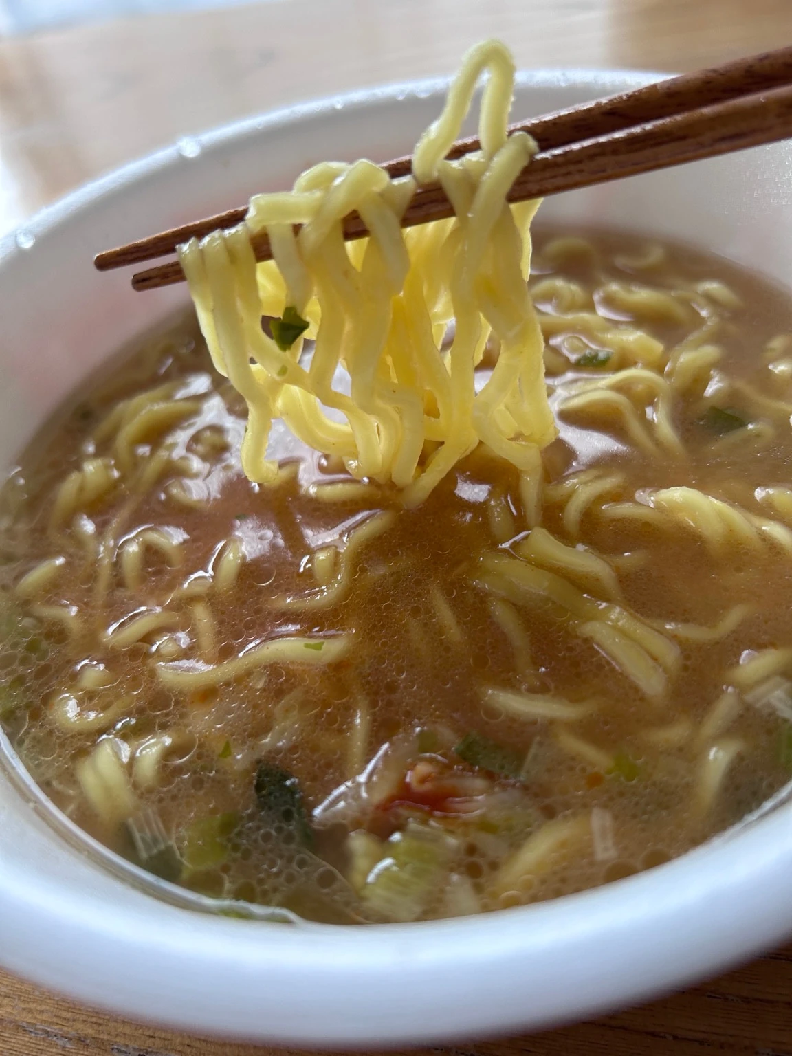 仙台辛みそラーメンの麺を箸で持ち上げた様子